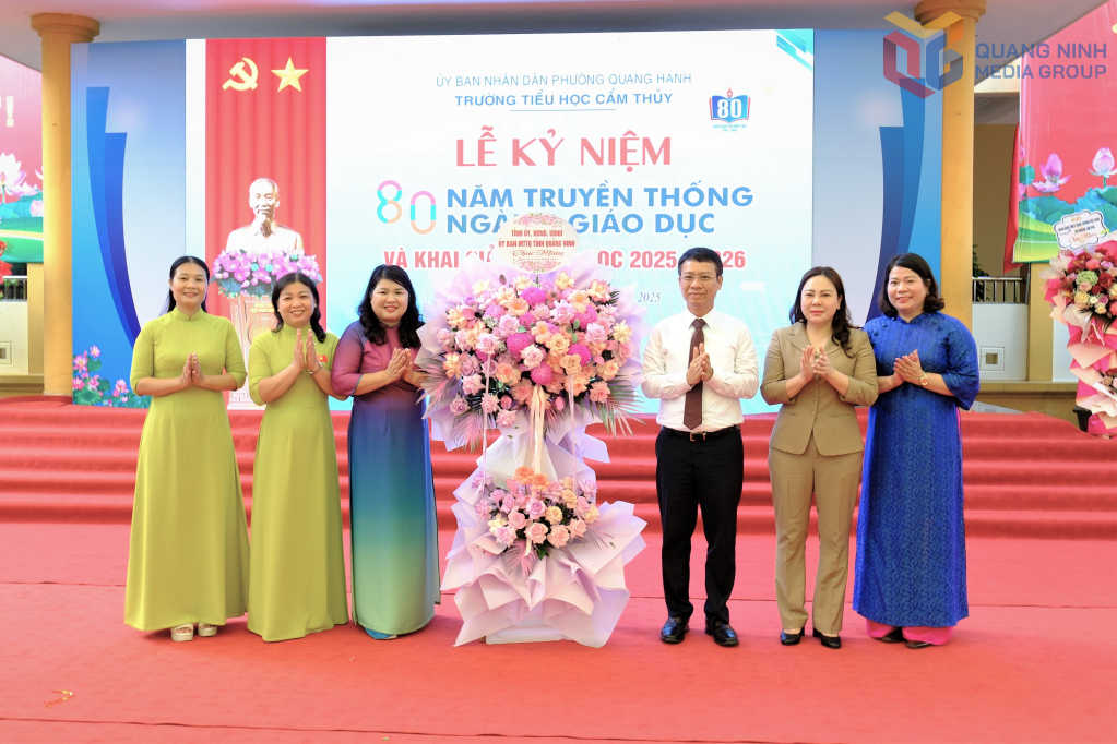 Đồng chí Nguyễn Hồng Dương, Ủy viên Ban Thường vụ, Trưởng Ban Tuyên giáo và Dân vận Tỉnh ủy tặng hoa chúc mừng lễ khai giảng tại Trường Tiểu học Cẩm Thủy