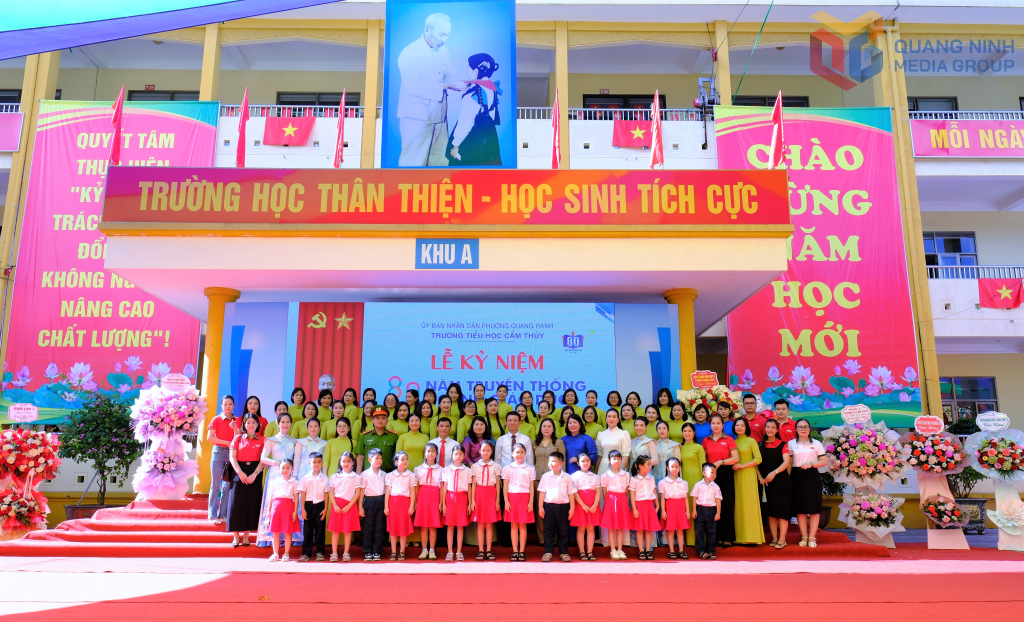 Đồng chí Nguyễn Hồng Dương, Ủy viên Ban Thường vụ, Trưởng Ban Tuyên giáo và Dân vận Tỉnh ủy chụp ảnh lưu niệm cùng giáo viên, học sinh Trường Tiểu học Cẩm Thủy, phường Quang Hanh