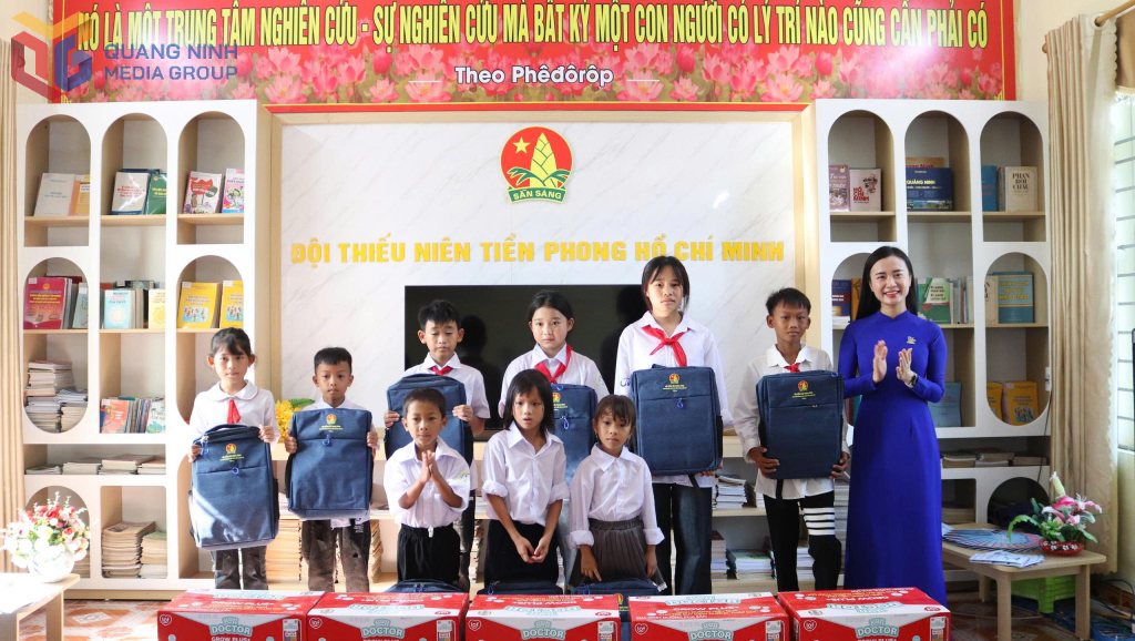 Đồng chí Nguyễn Phương Thảo, Bí thư Tỉnh Đoàn trao tặng cho học sinh có hoàn cảnh khó khăn nhân dịp năm học mới.
