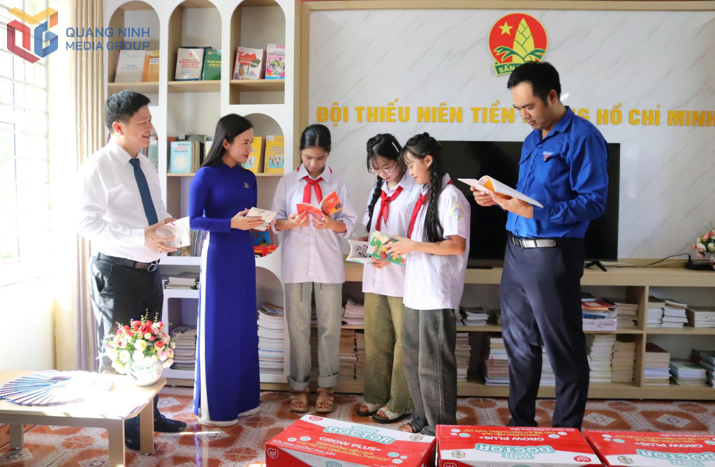 Các đại biểu và học sinh tham quan 