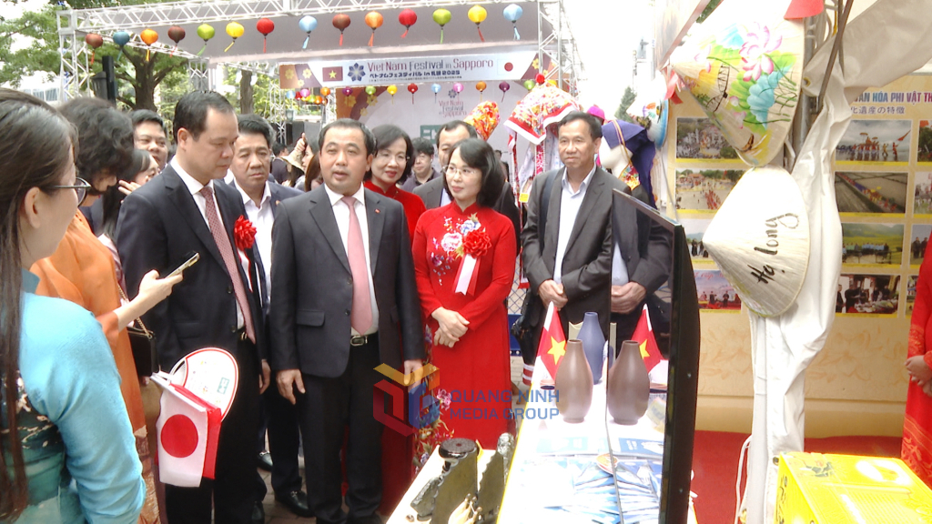 Quyền bộ trưởng Bộ Nông nghiệp và Môi trường Trần Đức Thắng tới thăm gian hàng triển lãm của tỉnh Quảng Ninh tại Lễ hội. 