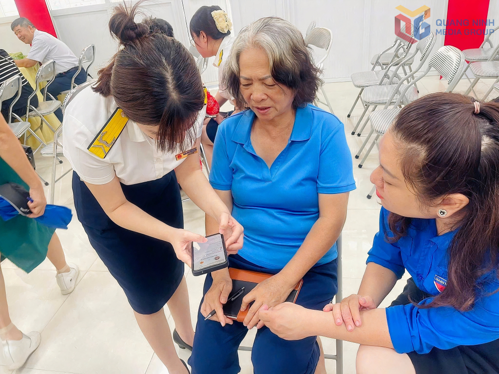 Đoàn Thanh niên phường Hòn Gai tham gia hướng dẫn người dân cài đặt và sử dụng ứng dụng ETax Mobile - chuẩn hoá dữ liệu mã số thuế cá nhân cho người dân.