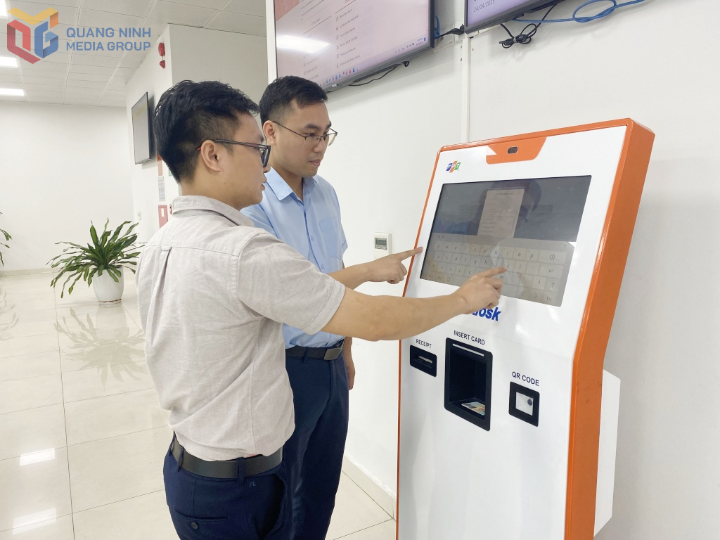 Người dân sử dụng Kiosk tự phục vụ tại Trung tâm Phục vụ Hành chính công tỉnh.