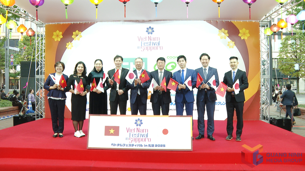 Các đại biểu cùng chụp ảnh lưu niệm tại Lễ bế mạc.