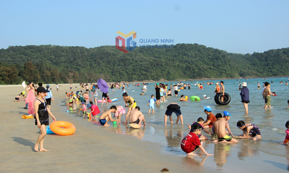 Khách du lịch tắm biển tại Cô Tô. Ảnh: Mạnh Trường