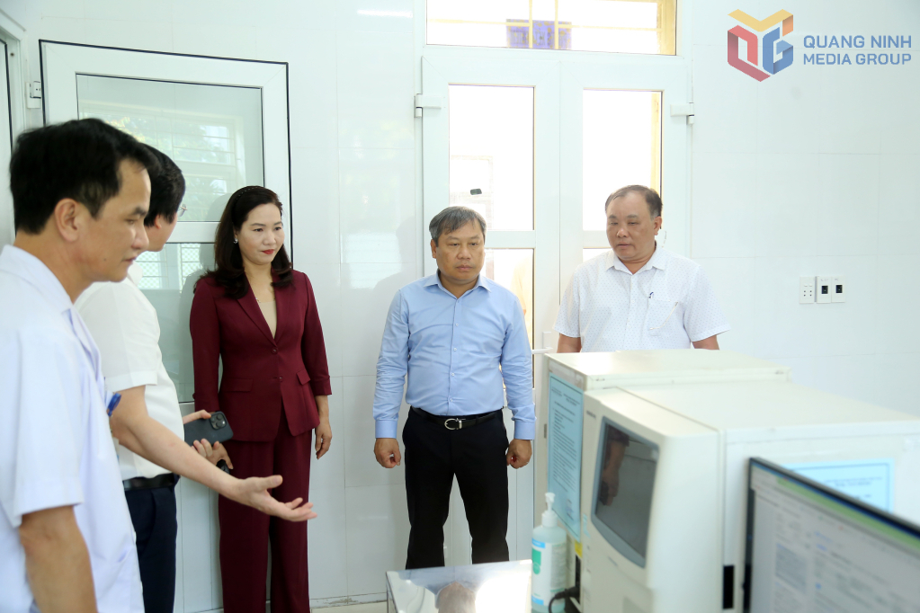 Đồng chí Vũ Đại Thắng, Ủy viên Trung ương Đảng, Bí thư Tỉnh ủy, Trưởng Đoàn ĐBQH tỉnh, kiểm tra trang thiết bị phục vụ công tác khám bệnh tại Phóng khám đa khoa khu vực Nam Khê.