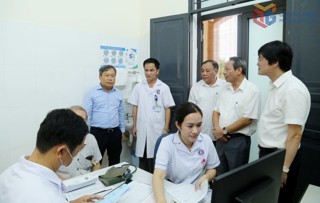 Đồng chí Bí thư Tỉnh ủy kiểm tra công tác khám bệnh tại Phòng khám đa khoa khu vực Nam Khê.
