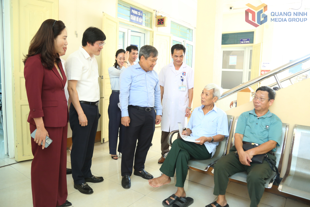 Đồng chí Bí thư Tỉnh ủy trò chuyện với người dân đến khám bệnh tại Phòng khám đa khoa khu vực Nam Khê.