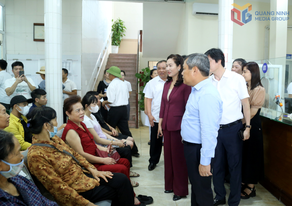 Đồng chí Bí thư Tỉnh ủy trò chuyện với người dân đến khám bệnh tại Trung tâm Y tế Uông Bí.
