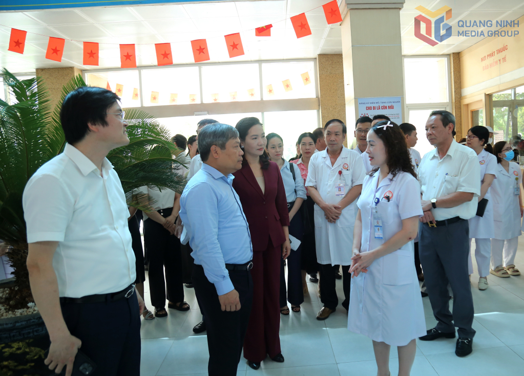 Đồng chí Bí thư Tỉnh ủy cùng đoàn công tác kiểm tra tại Trung tâm Y tế Quảng Yên.