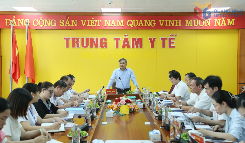 Đồng chí Bí thư Tỉnh ủy phát biểu chỉ đạo tại buổi kiểm tra và làm việc với các trung tâm y tế, trạm y tế.