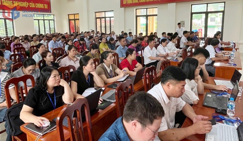 Hơn 130 cán bộ xã Hoành Mô được tiếp cận các chuyên đề về lý thuyết AI, ứng dụng thực tế trong quản lý hành chính - giáo dục, cũng như cách tạo trợ lý ảo phục vụ công việc.