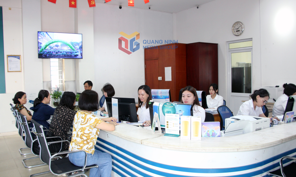 Nhân viên Ngân hàng TMCP Đầu tư và Phát triển Việt Nam - Chi nhánh Hạ Long, hỗ trợ tổ chức, cá nhân vay vốn tín dụng phục vụ sản xuất, kinh doanh. Ảnh: Mạnh Trường