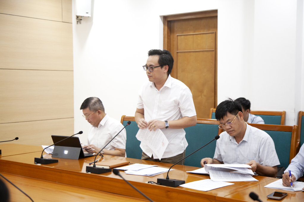 Lãnh đạo UBND phường Cửa Ông báo cáo công tác GPMB của dự án Nhà máy điện khí LNG Quảng Ninh
