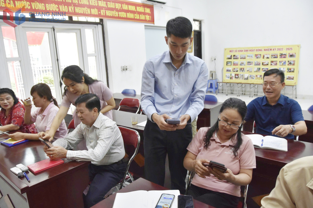 Hướng dẫn người cao tuổi sử dụng mạng xã hội, khu phố 2 (phường Hồng Gai).