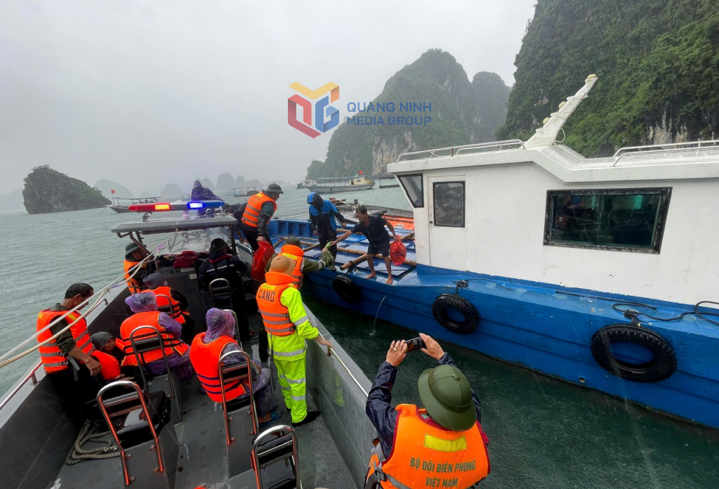 Các lực lượng chức năng đặc khu Vân Đồn di dời khẩn cấp người dân về nơi tránh trú bão an toàn chiều ngày 21/7.
