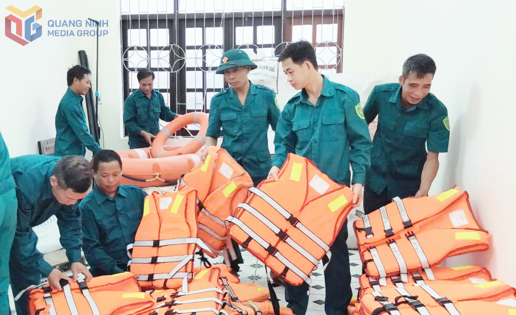 Dân quân tự vệ xã Ba Chẽ trang bị áo phao chuẩn bị công tác ứng phó cơn bão số 3 ((Wipha) tháng 7/2025.