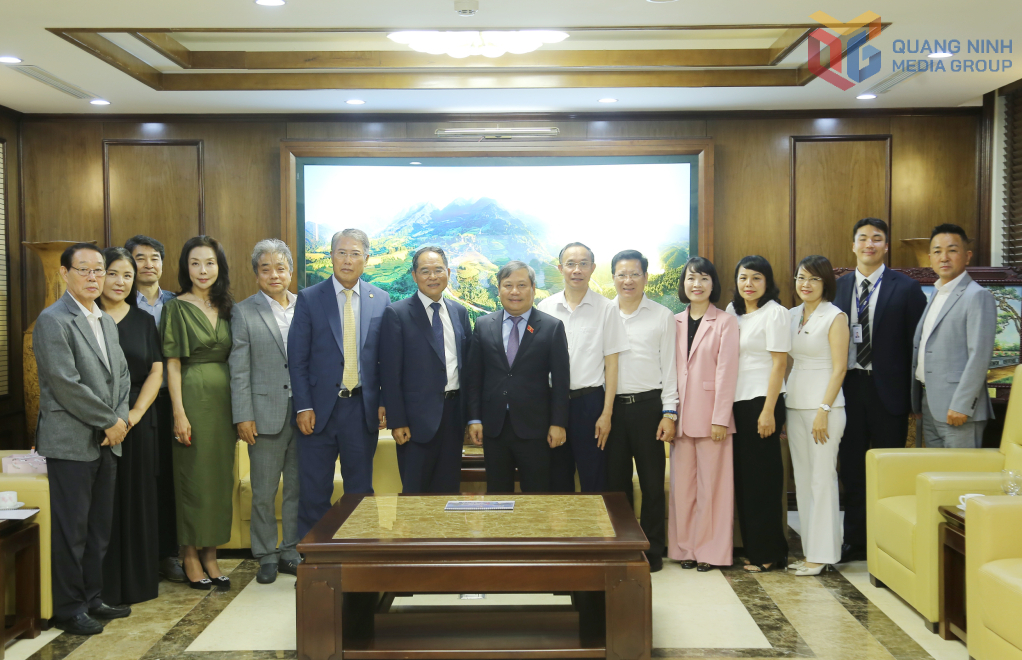 Đồng chí Bí thư Tỉnh ủy chụp ảnh lưu niệm cùng với nguyên Đại sứ Hàn Quốc tại Việt Nam và đoàn công tác.