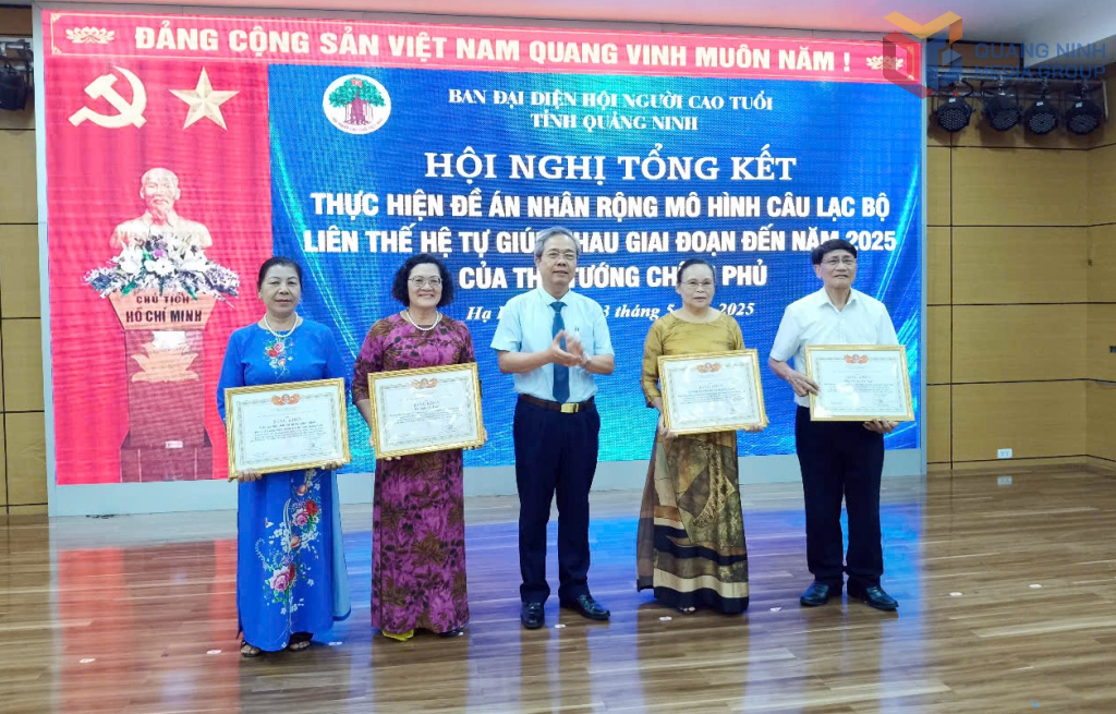 Ban Đại diện Hội NCT tỉnh tặng giấy khen cho các tập thể, cá nhân có thành tích trong phong trào