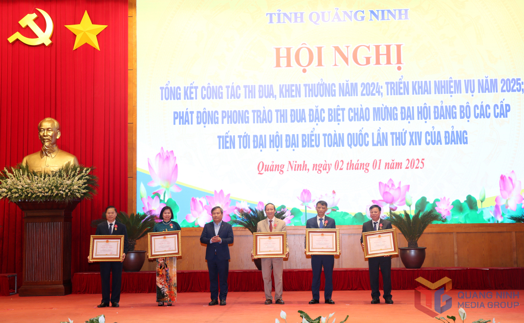 Thừa ủy quyền của Chủ tịch nước, đồng chí Vũ Đại Thắng, Ủy viên Trung ương Đảng, Bí thư Tỉnh ủy, trao Huân chương Lao động hạng Nhì, hạng Ba của Chủ tịch nước cho 5 cá nhân có thành tích xuất sắc trong quá trình công tác, góp phần vào sự nghiệp xây dựng Chủ nghĩa xã hội và bảo vệ Tổ quốc.