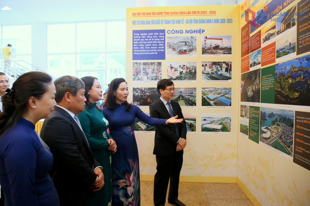 Phó Chủ tịch nước Võ Thị Ánh Xuân cùng các đồng chí lãnh đạo tỉnh tham quan triển lãm thành tựu kinh tế xã hội tỉnh Quảng Ninh 5 năm (2020-2025).