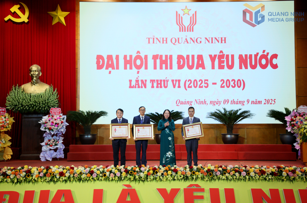 Phó Chủ tịch nước Võ Thị Ánh Xuân thừa ủy quyền của Chủ tịch nước trao Huân chương Lao động hạng... cho các cá nhân tiêu biểu.