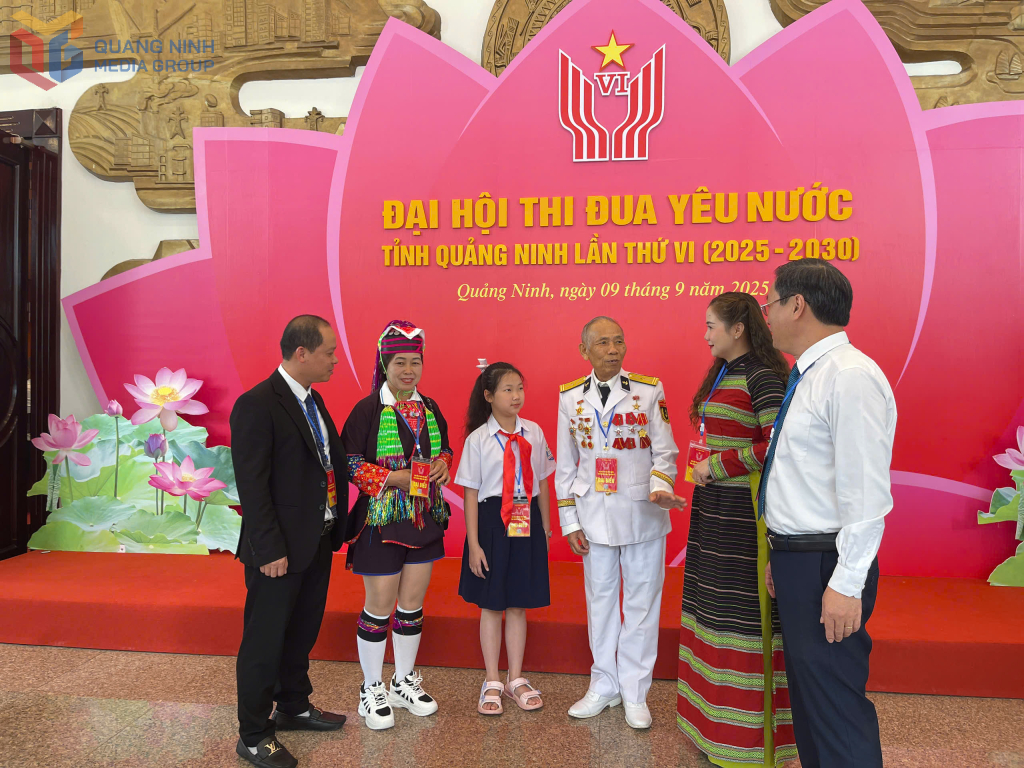 Các đại biểu về trao đổi bên lề Đại hội.