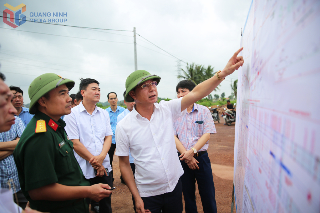 Lãnh đạo tỉnh kiểm tra tại dự án Đường ven sông kết nối từ Đường cao tốc Hạ Long-Hải Phòng đến TP Đông Triều (cũ) đoạn từ km14+670 đến cầu Cầm, tháng 8/2025. Ảnh: Minh Đức