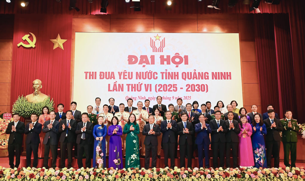 Các đại biểu tham dự Đại hội thi đua yêu nước tỉnh Quảng Ninh lần thứ VI chụp ảnh lưu niệm tại đại hội