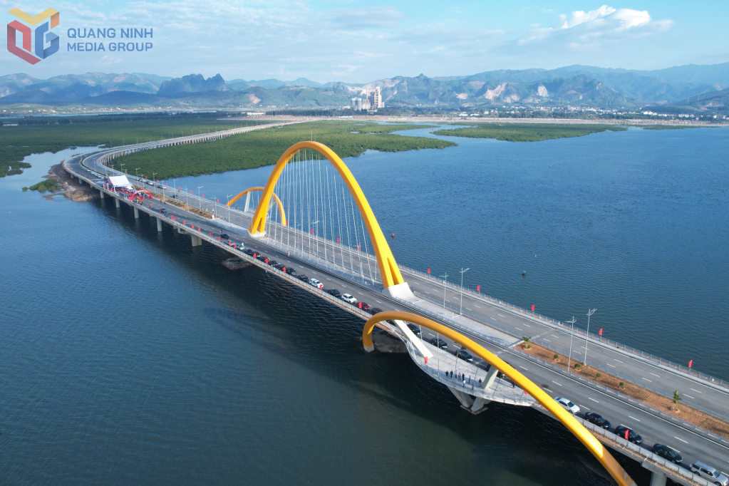 Cầu Bình Minh một trong 2 cây cầu vừa được đầu tư, nối 2 bờ vịnh Cửa Lục.