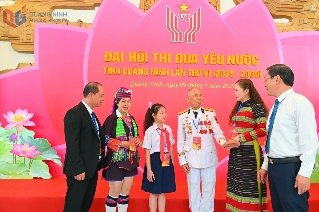 Các đại biểu tham dự Đại hội thi đua yêu nước trao đổi trò chuyện bên lề Đại hội.