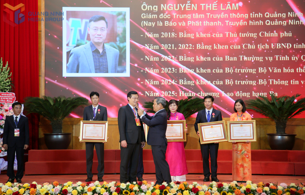 Thừa Uỷ quyền của Chủ tịch nước, đồng chí Bí thư Tỉnh trao Huân chương lao động Hạng Ba  cho các cá nhân có thành tích xuất sắc.