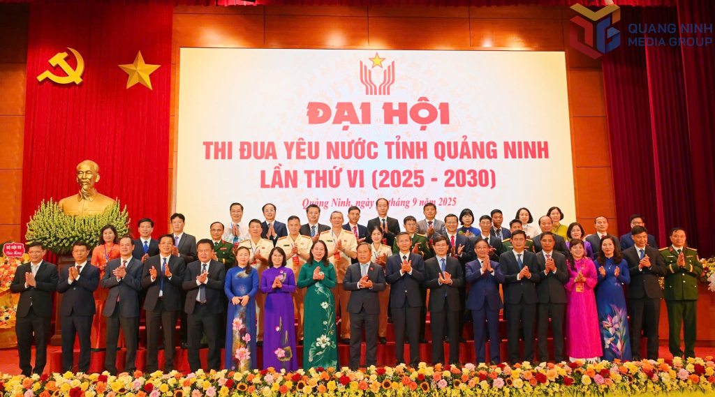 Các đại biểu tham dự Đại hội thi đua yêu nước tỉnh Quảng Ninh lần thứ VI chụp ảnh lưu niệm tại đại hội