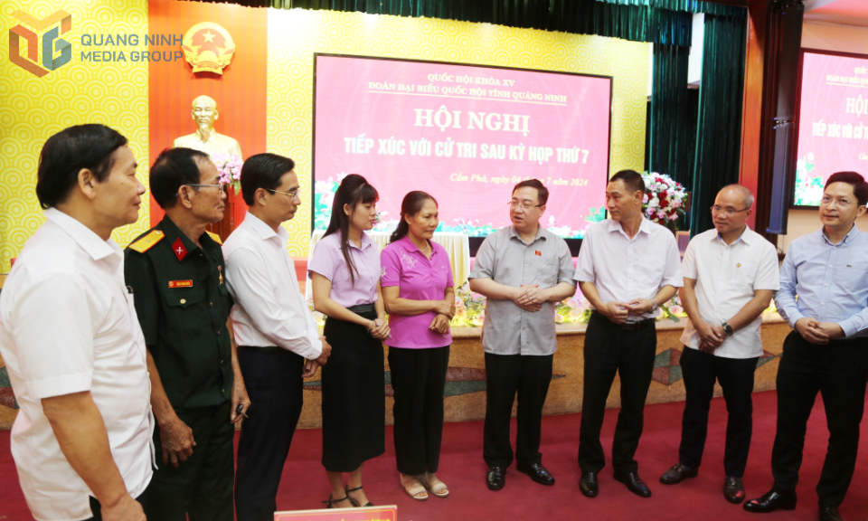 Đồng chí Đặng Xuân Phương, ĐBQH tỉnh trò chuyện với cử tri TP Cẩm Phả trước đây, sau Kỳ họp thứ 7, Quốc hội khóa XV.