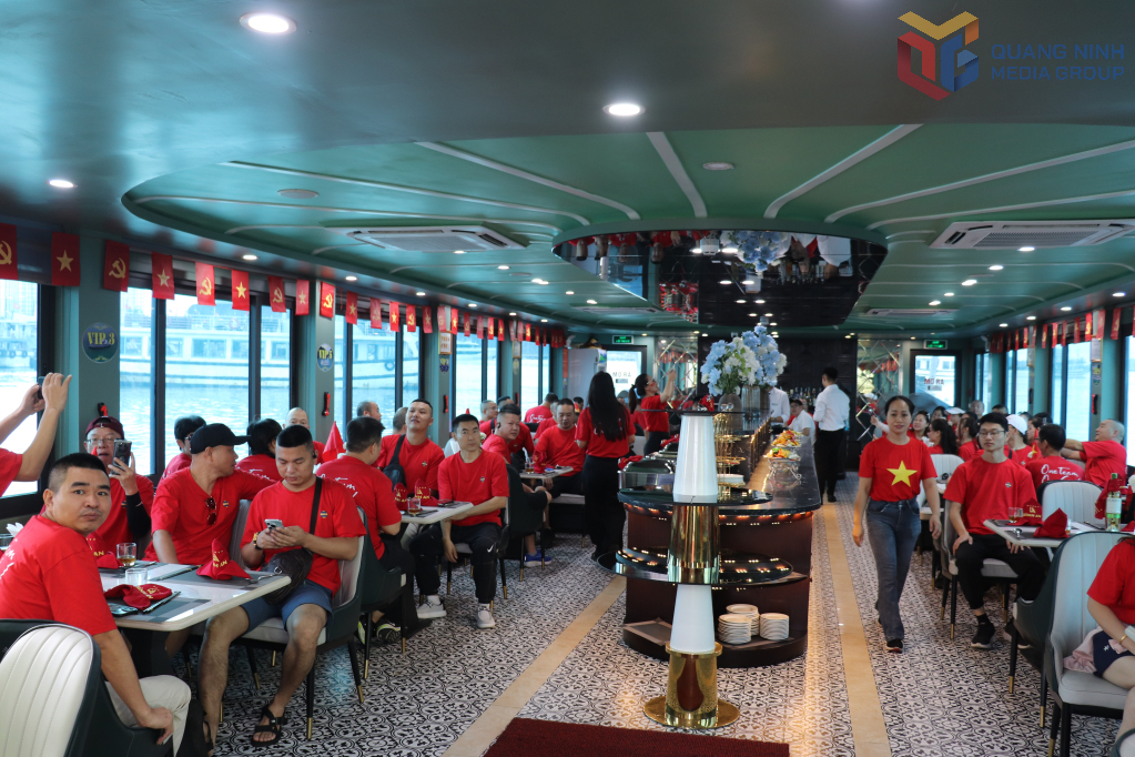 Đoàn khách du lịch MICE háo hức đến tham quan Vịnh Hạ Long.