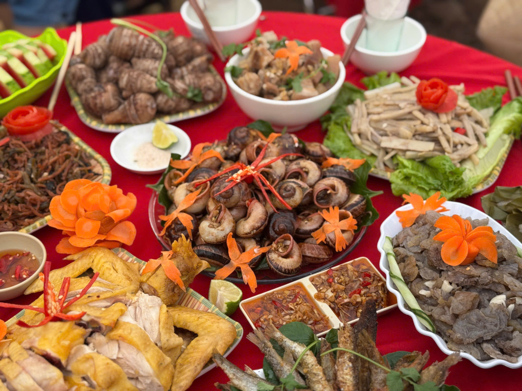 Du lịch thác Bạch Vân còn níu chân du khách bởi ẩm thực địa phương độc đáo 