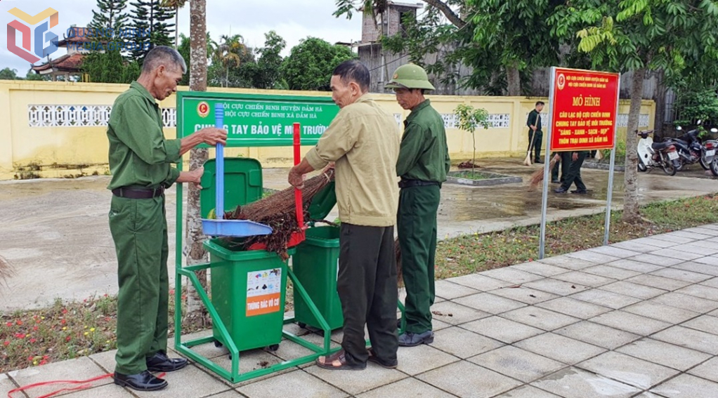 Câu lạc bộ CCB tự quản bảo vệ môi trường thôn Trại Dinh (xã Đầm Hà) tham gia dọn vệ sinh môi trường dịp lễ kỷ niệm 