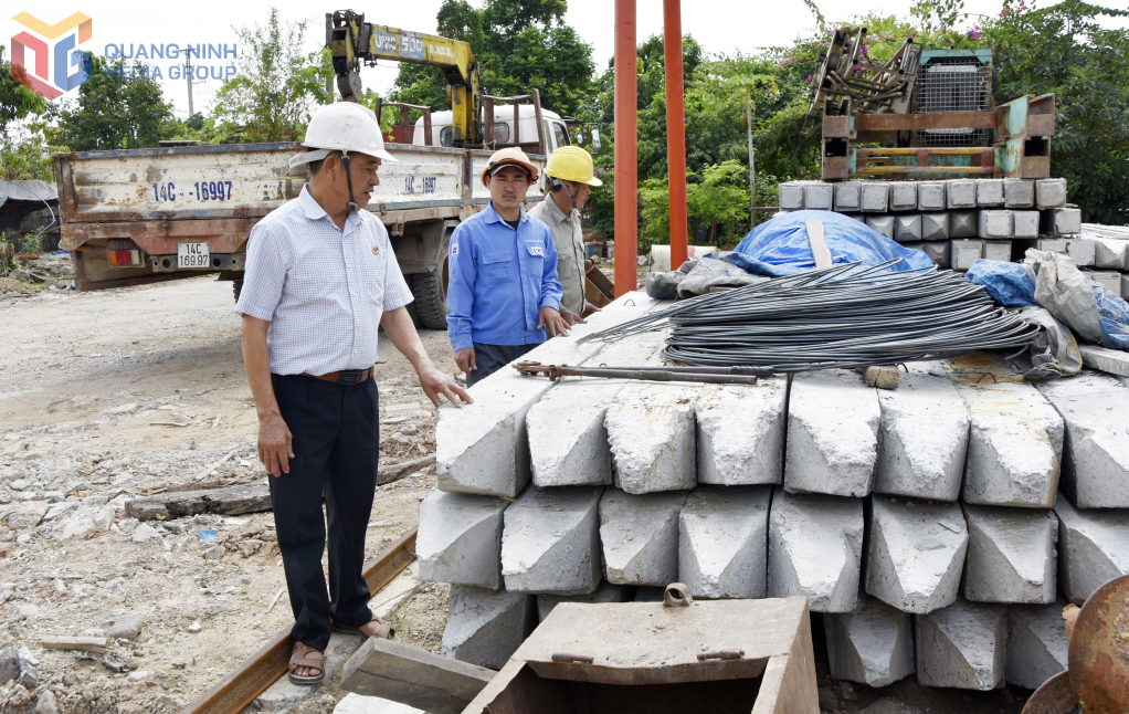 CCB Bùi Huy Minh (ngoài cùng, bên trái) Giám đốc Công ty TNHH MTV Minh Làn (phường Liên Hòa) kiểm tra công trình do công ty đảm nhận. 