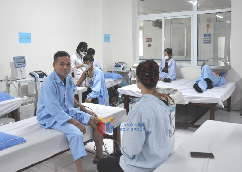Nghị quyết số 21/2021/NQ-HĐND của HĐND tỉnh về hỗ trợ 100% kinh phí đóng BHYT cho người cao tuổi từ 70 đến dưới 80 tuổi giúp người cao tuổi có điều kiện đi khám, chữa bệnh khi ốm, đau. (Trong ảnh: Bệnh nhân điều trị tại Bệnh viện Lão khoa và Phục hồi chức năng tỉnh)