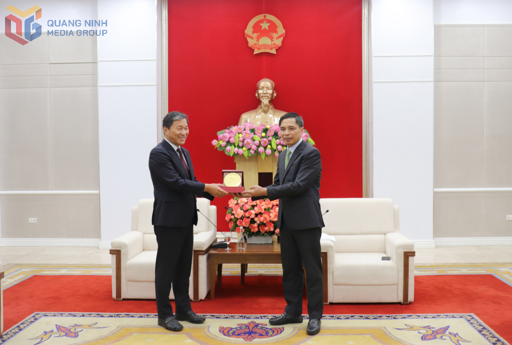 Đồng chí Vũ Văn Diện, Phó Chủ tịch Thường trực UBND tỉnh tặng quà lưu niệm cho Kocham.