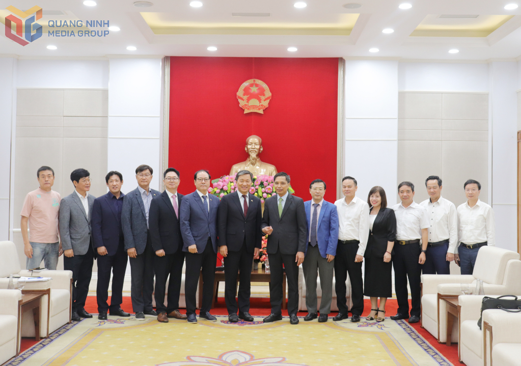 Các đại biểu chụp ảnh lưu niệm.