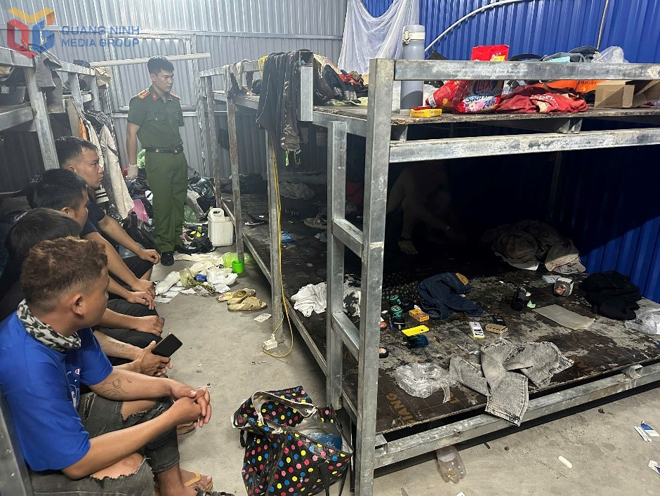 Công an phường Hiệp Hòa phối hợp với Phòng CSĐT tội phạm về ma túy (Công an tỉnh) tiến hành khám xét tại lán trại công nhân.