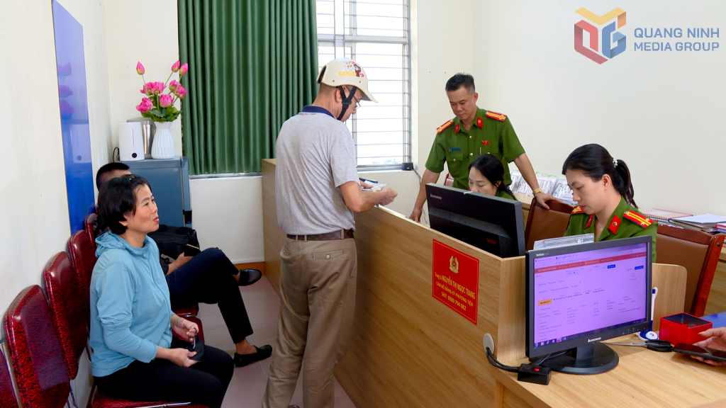 Dù có thể làm trực tuyến, nhưng nhiều người trung tuổi vẫn trực tiếp mang hồ sơ đăng ký xe đến cơ quan công an.