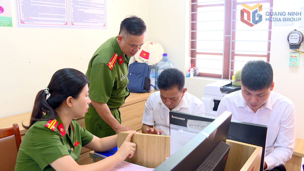 Cán bộ Tổ Cảnh sát giao thông trật tự, Công an phường Cẩm Phả hướng dẫn, hỗ trợ công dân nộp hồ sơ đăng ký xe trên Cổng dịch vụ công.