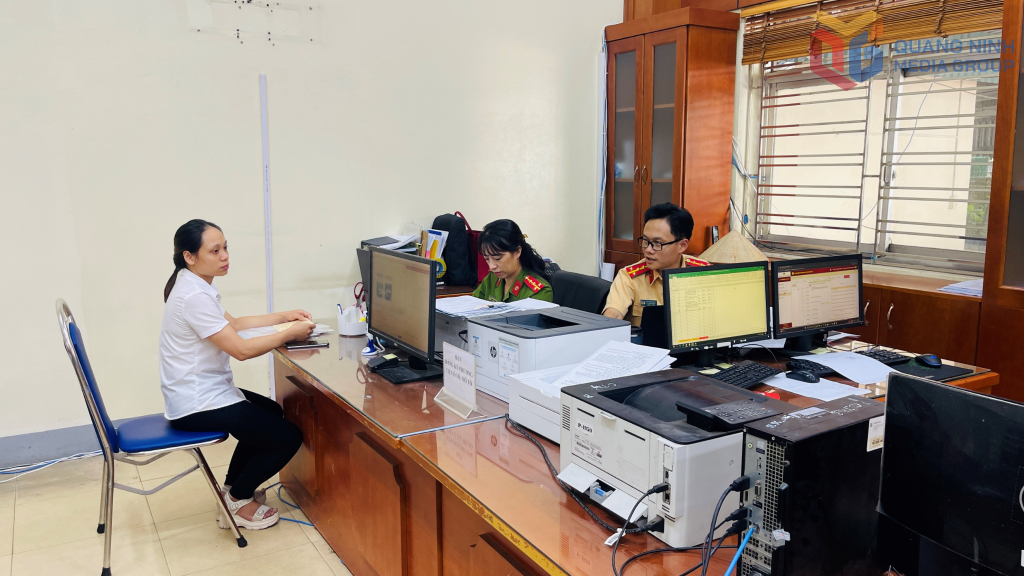 Tổ công tác Đội Đăng ký và Quản lý phương tiện CGĐB, Phòng CSGT, (Công an tỉnh) khảo sát, hỗ trợ tiếp nhận xử lý hồ sơ đăng ký xe tại Công an phường Quang Hanh.