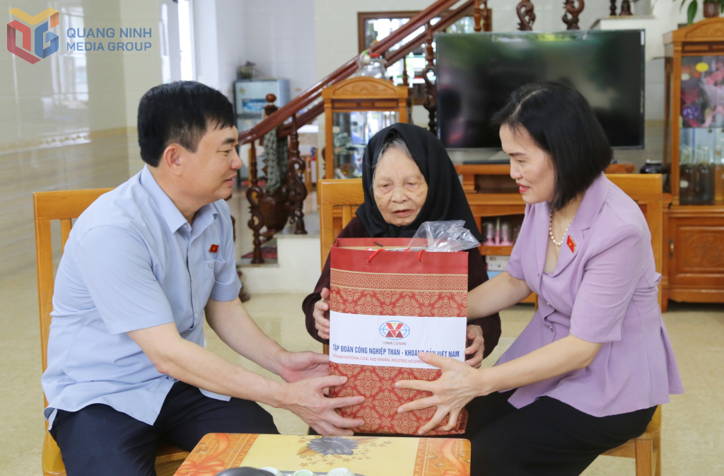 Các Đại biểu Quốc hội tỉnh Quảng Ninh thăm, tặng quà, động viên gia đình người có công nhân dịp 27/7.