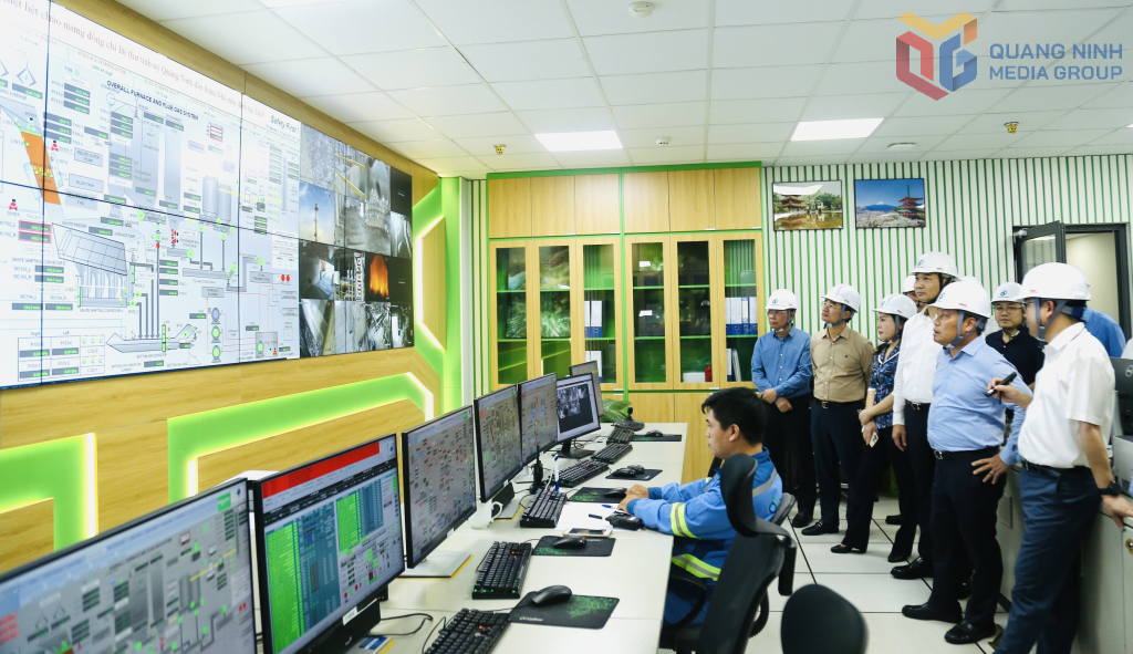 Đồng chí Bí thư Tỉnh ủy cùng đoàn công tác thăm trung tâm điều khiển của nhà máy.