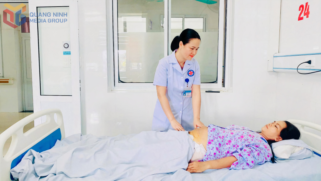 Bác sĩ Trung tâm Y tế Tiên Yên chăm sóc sức khỏe phụ nữ sau sinh mổ.