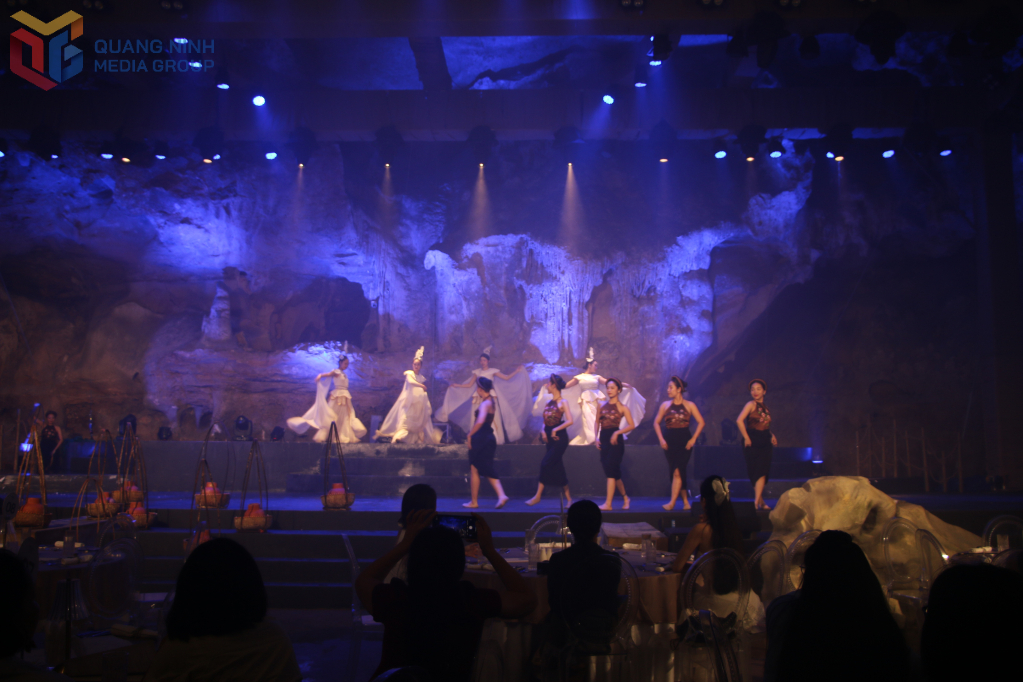 Show diễn thực cảnh “Đi tìm dấu ngọc” tại hang Vũng Đục.