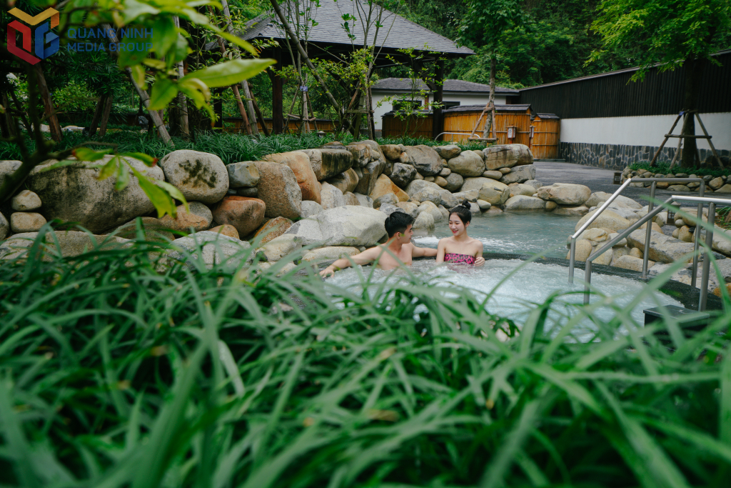 Du khách trải nghiệm dịch vụ tắm khoáng osen tại Yoko Onsen Quang Hanh. Ảnh: Đơn vị cung cấp